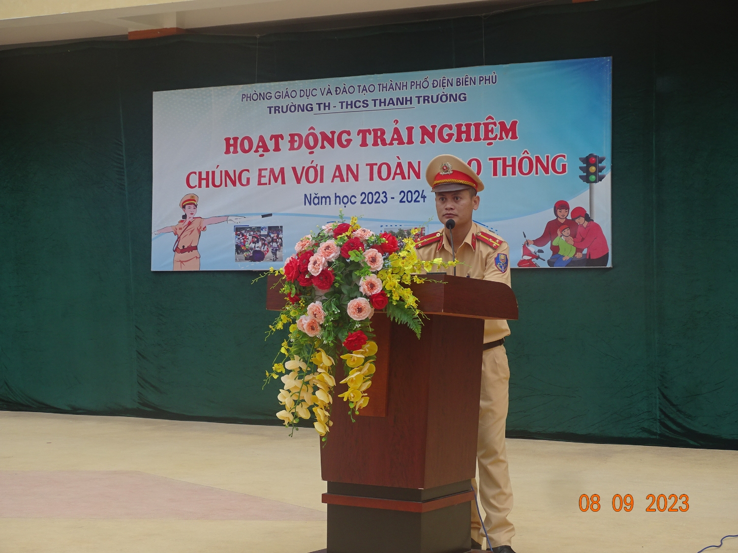 TRƯỜNG TH – THCS THANH TRƯỜNG VÀ ĐỘI CẢNH SÁT GIAO THÔNG TỔ CHỨC TUYÊN TRUYỀN VỀ AN TOÀN GIAO THÔNG CHO CÁN BỘ, GIÁO VIÊN, NHÂN VIÊN VÀ HỌC SINH